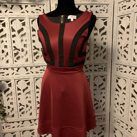 EMERALD SUNDAE NICE BURGUNDY RED & BLACK ACCENTS SLEEVELESS MINI DRESS - Picture 2 of 10